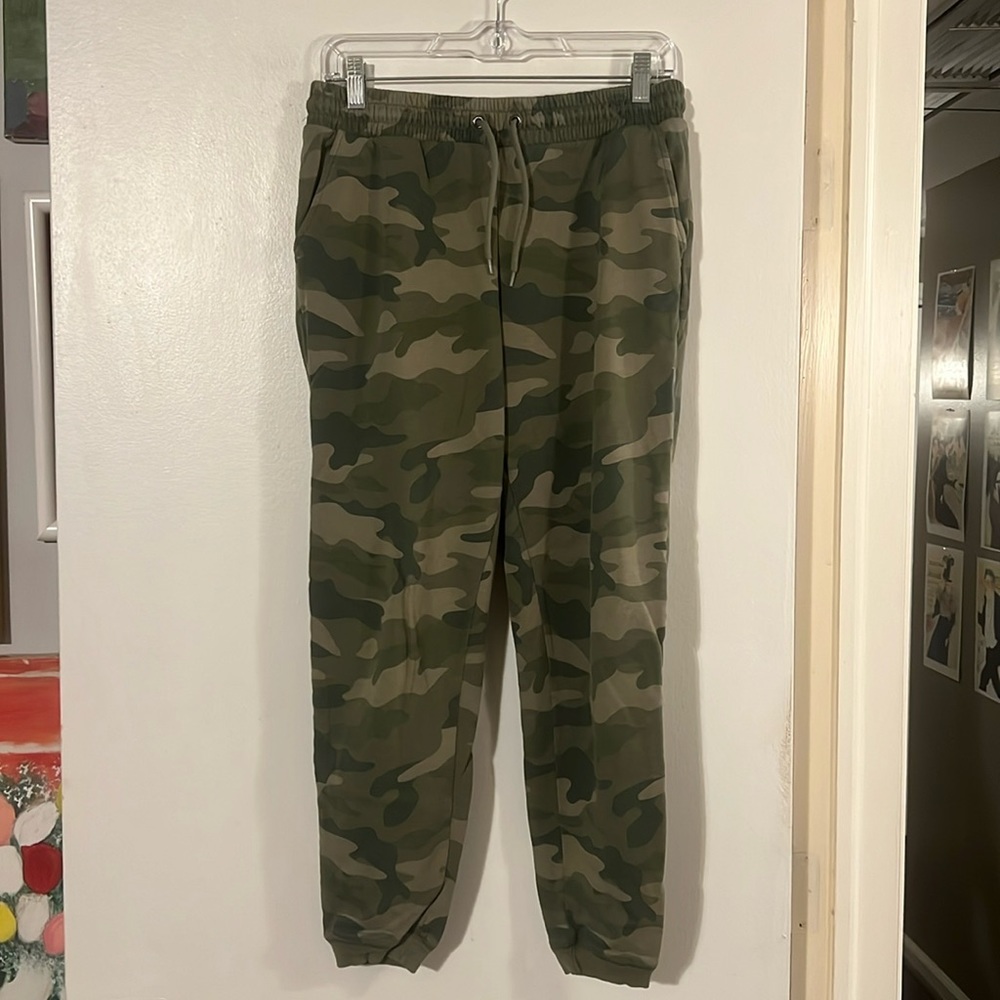 Old Navy green camouflage fleece jogger. Elastic drawstring waist. Elastic ankle